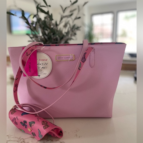 💕NEW Betsey Johnson Pink Tote Bag With Glasses Case In Cute Shoe Print - Picture 3 of 10